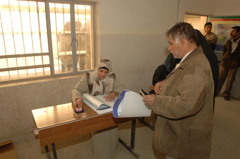 Baghdad residents cast votes