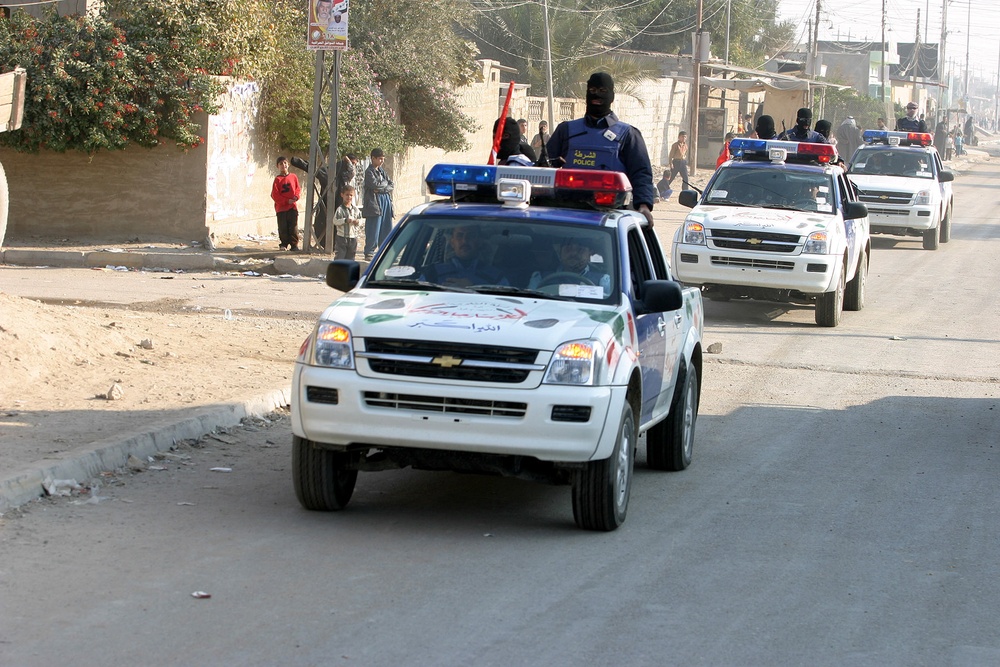 Iraqi Police move to secure a voting site