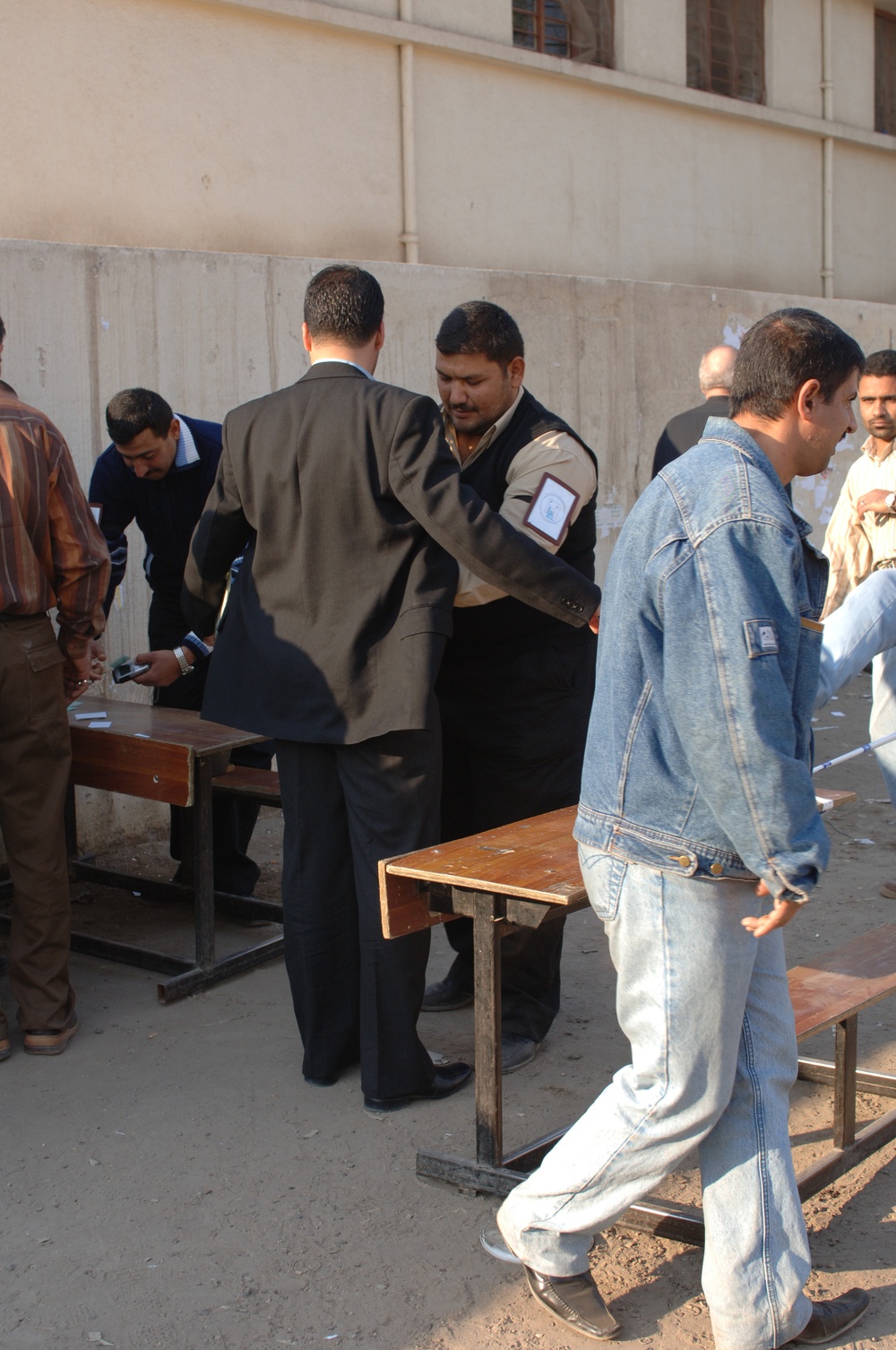 Iraqi Forces Safeguard Polling Sites Against Attacks