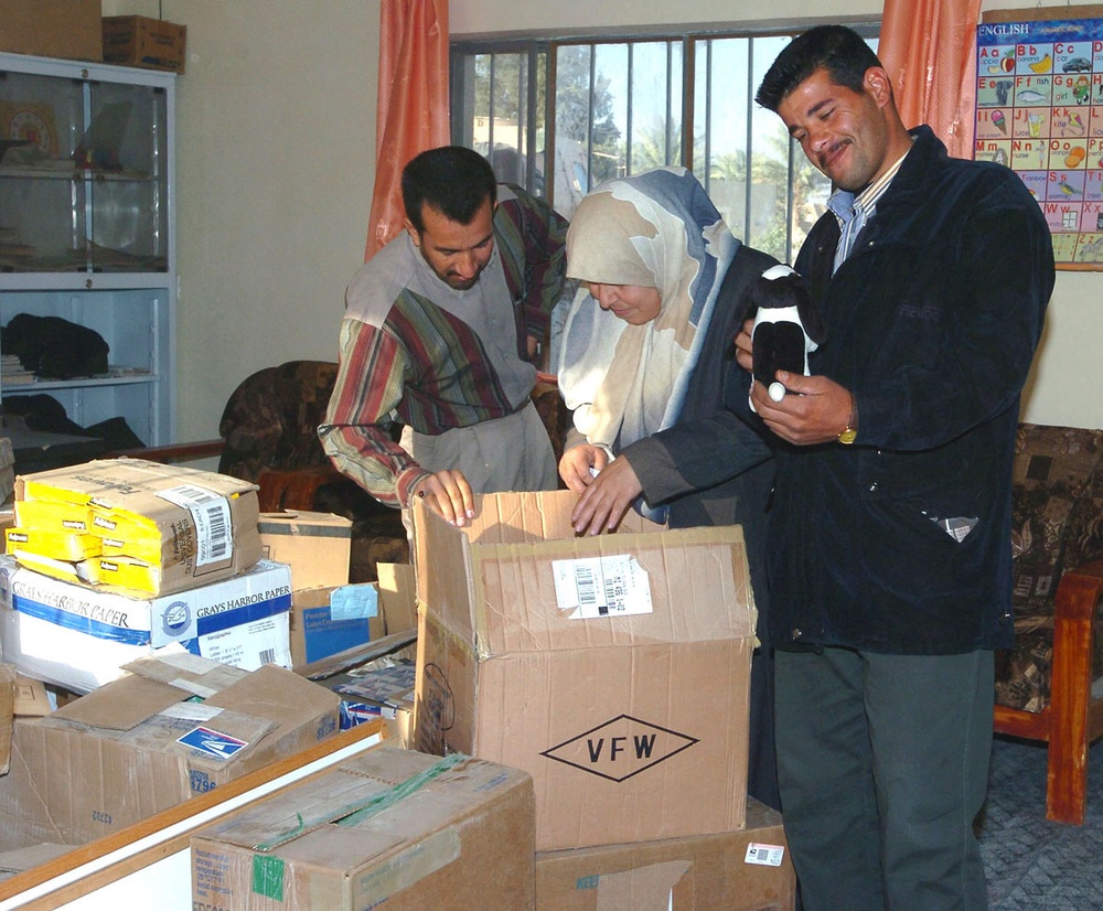 Iraqi Army Soldiers deliver supplies, smiles to school