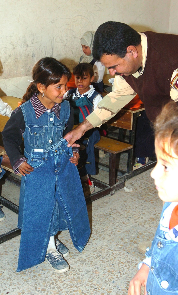 Iraqi Army Soldiers deliver supplies, smiles to school