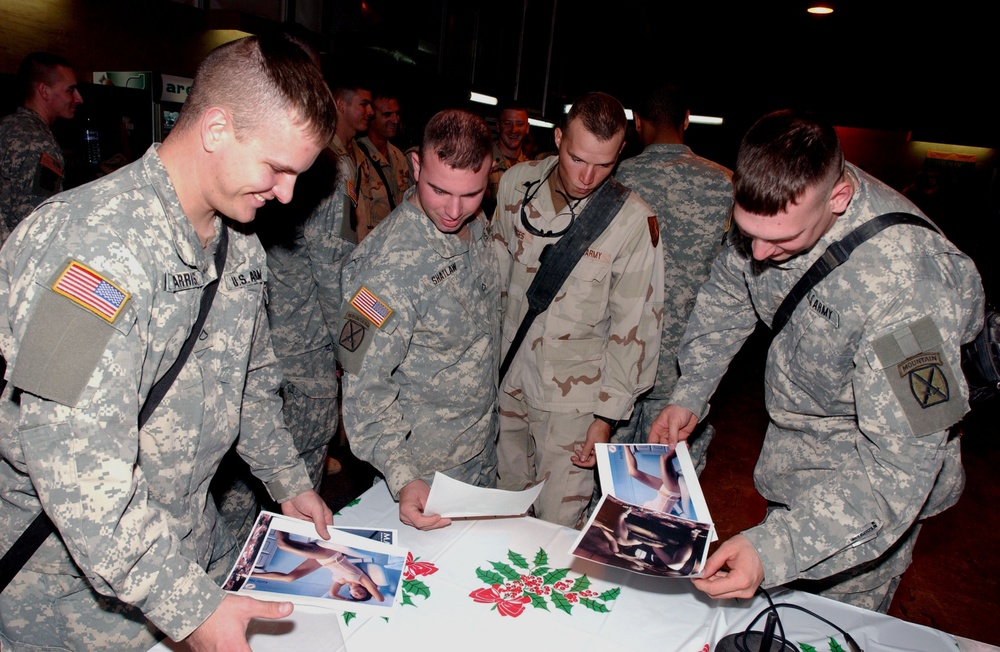 USO brings Christmas cheer