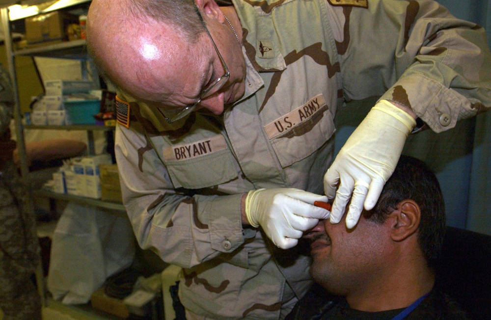 Army dentist helps Iraqis with prosthenics