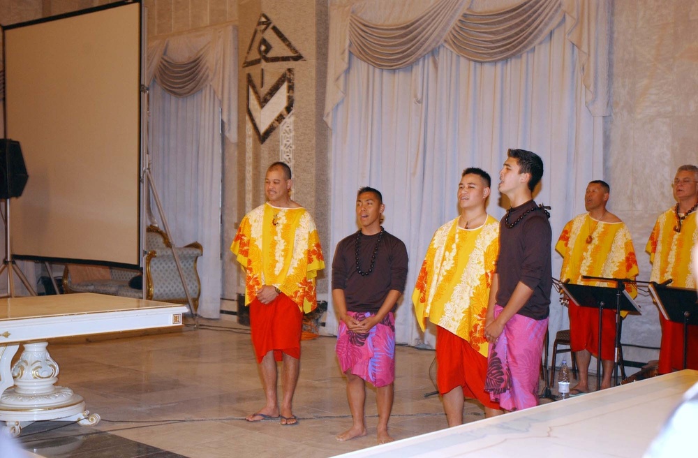 Soldiers give Hawaiian goodbye