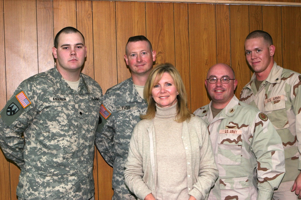Tenn. Rep. Blackburn Poses for a Group Picture With Tennessee National Guar