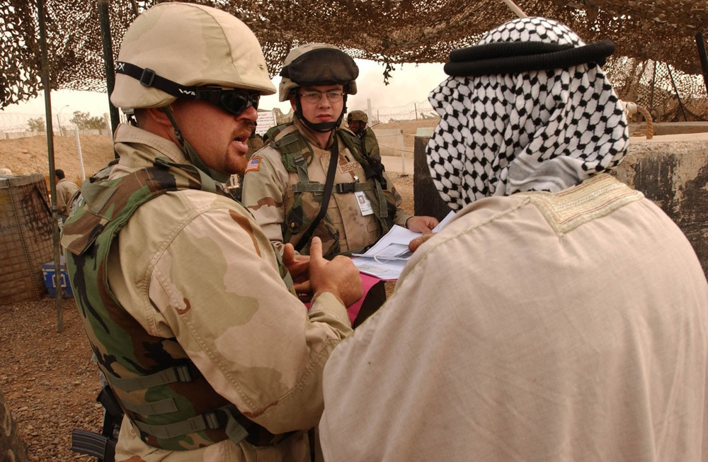 Soldiers help Iraqis file claims