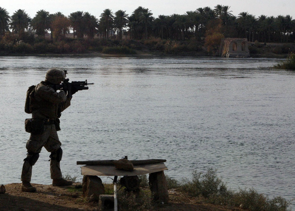 BLT 1/2 patrols through Hit, Iraq