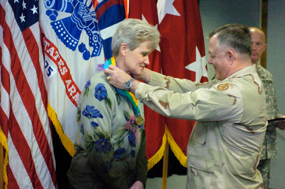 Cathy Speer receives the U.S. Central Command Commander's Outstanding Com