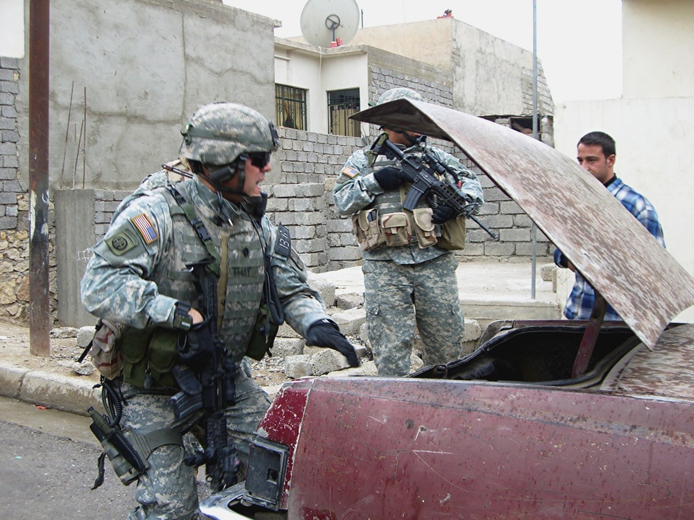 Soldiers conduct vehicle searches in Mosul