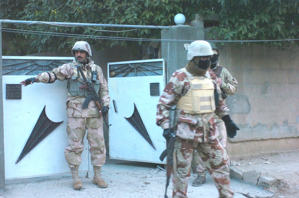 Iraqi Army Soldiers pull security during a cordon and search