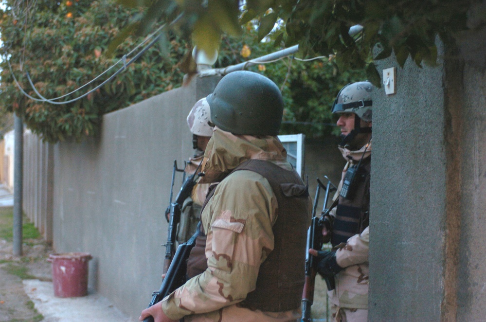 Iraqi Army Soldiers pull security during a cordon and search