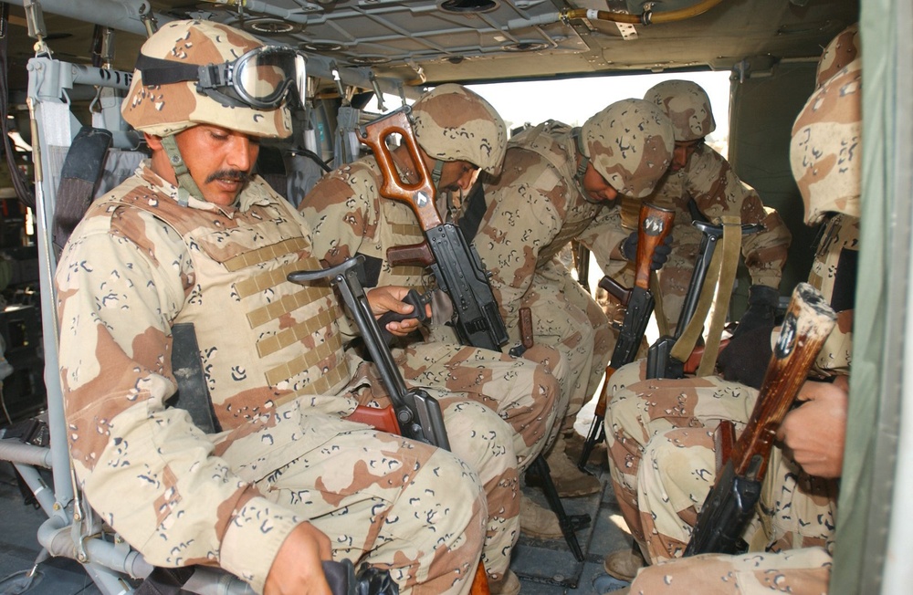 Iraqi Soldiers Board Helicopter