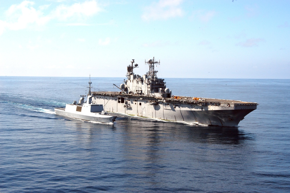 USS Nassau replenishes French Frigate