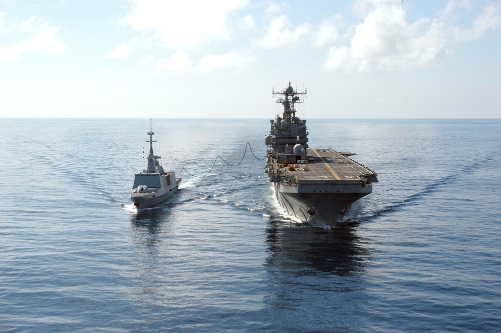 USS Nassau replenishes French Frigate