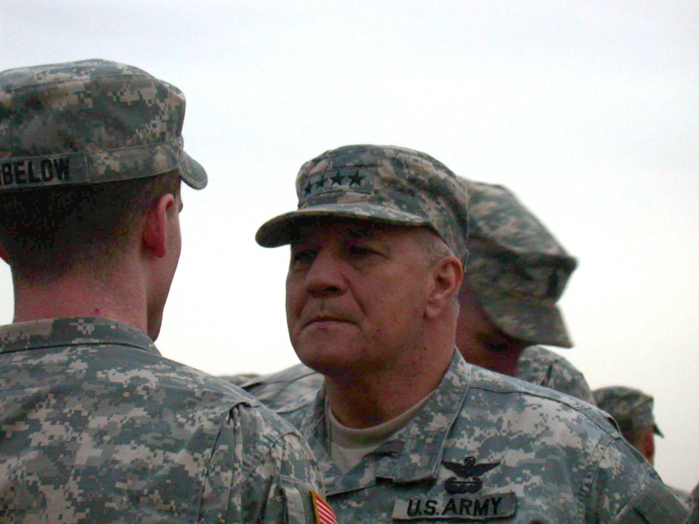 Gen. Cody presents awards to Rakkasans during his visit