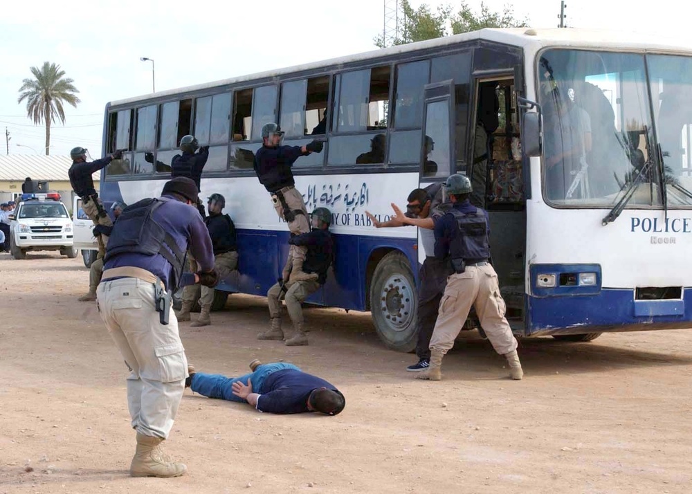 Iraqi Police demonstrate bus clearing