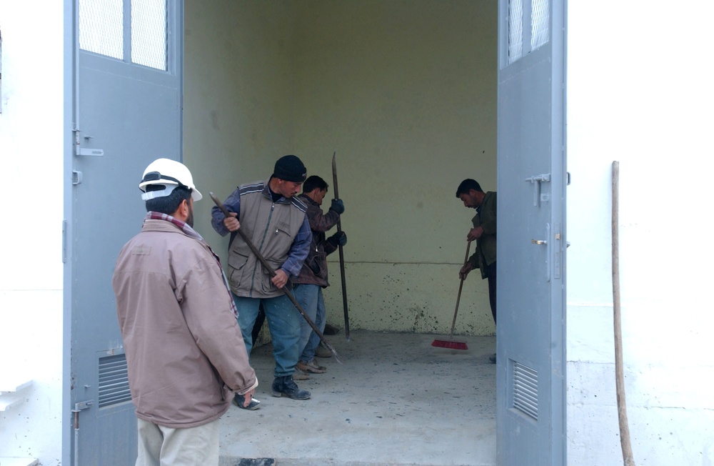 Iraqi Contractors Work on a Warehouse at Al Kisi