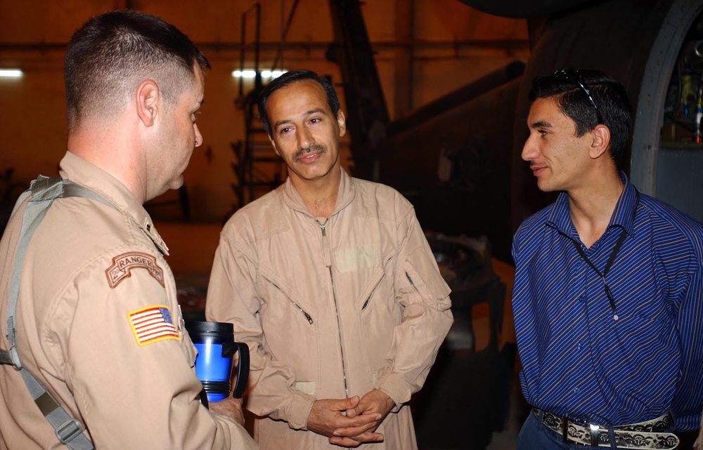 Iraqi aviation mechanics tour Combat Avn. Bde. facilities