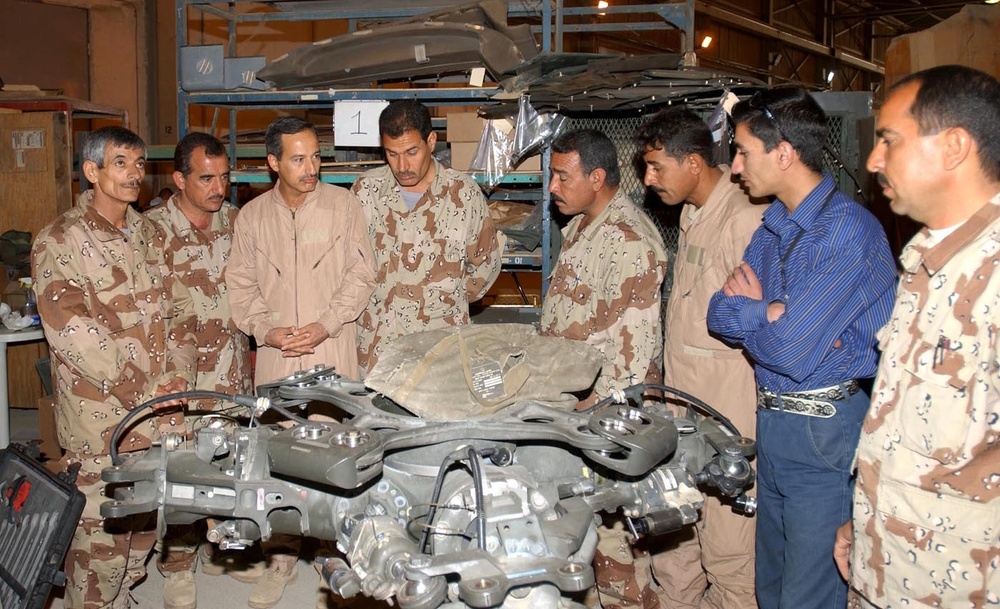 Iraqi aviation mechanics tour Combat Avn. Bde. facilities