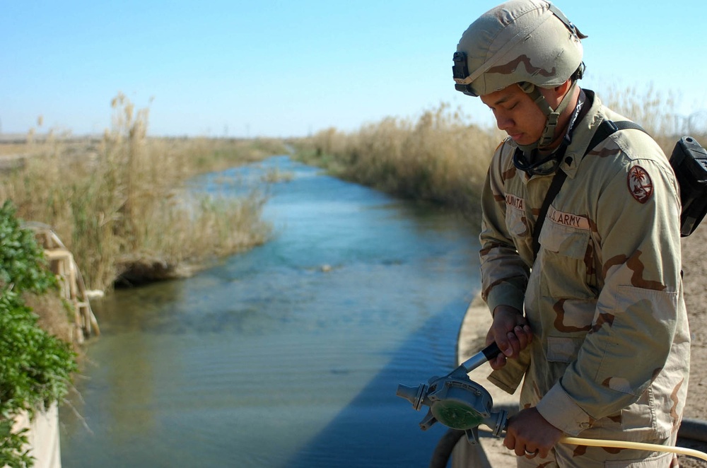 Guam Citizen Soldiers Purifiy the Water in Iraq