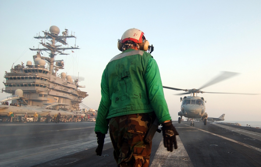 Commander visits Sailors in Djibouti