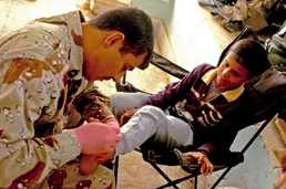 Iraqi Army provides free clinic