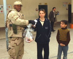 Airman brings smiles to Iraqi children