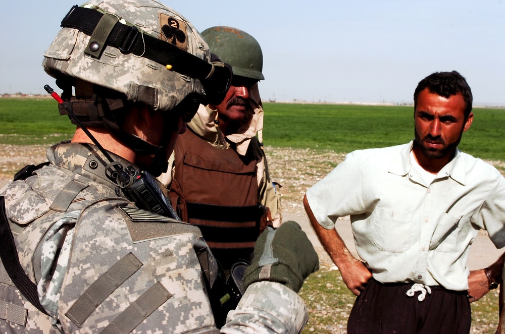 Infantrymen search for insurgent