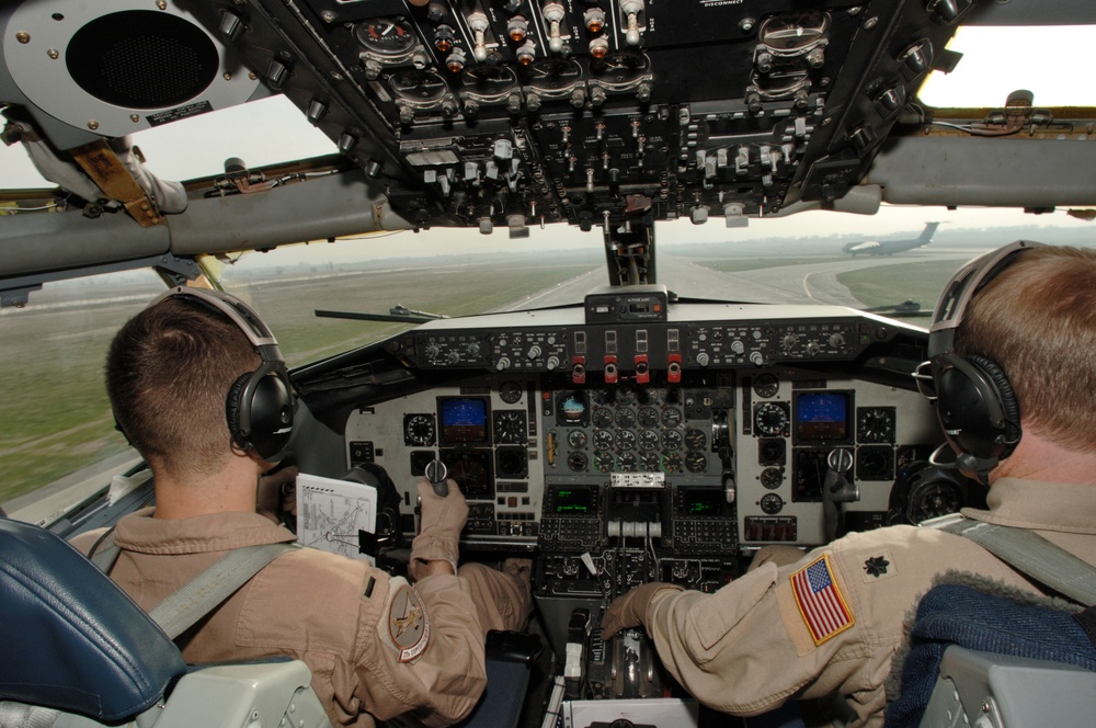 KC-135R/T air refueling aircraft