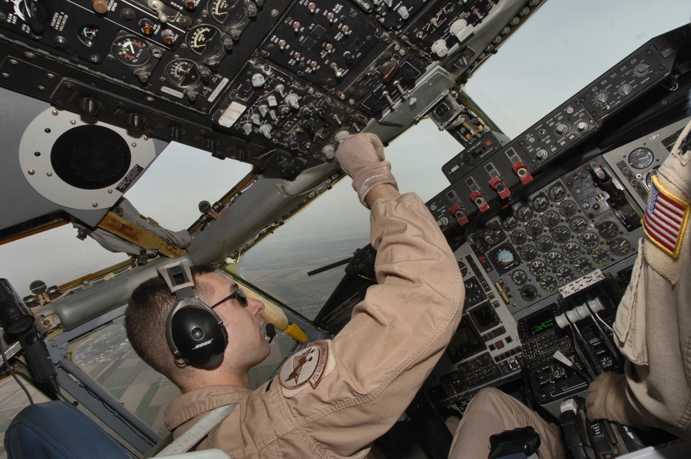 KC-135R/T air refueling aircraft