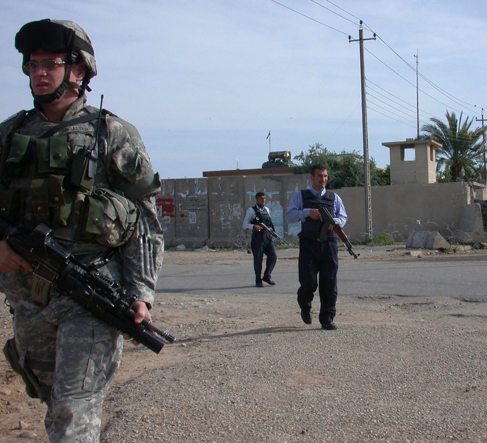 Iraqi Police in Taza patrol streets with 101st Soldier