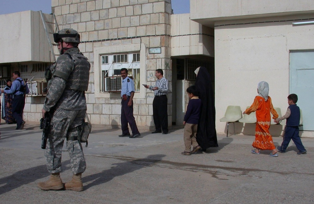 Iraqi Police in Taza patrol streets with 101st Soldier