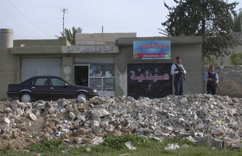 Iraqi Police in Taza patrols marketplace