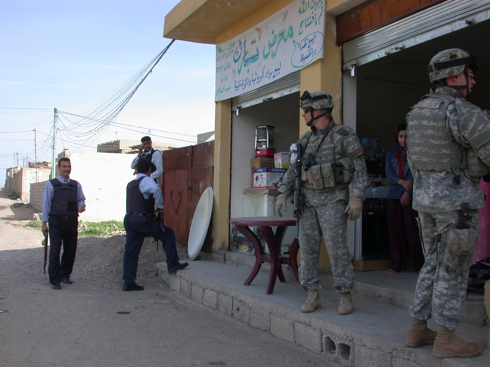 Iraqi Police in Taza visit loacal merchants