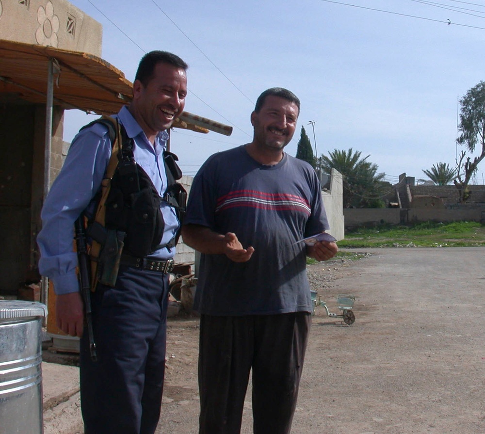 Iraqi Police in Taza visits a loacal merchant