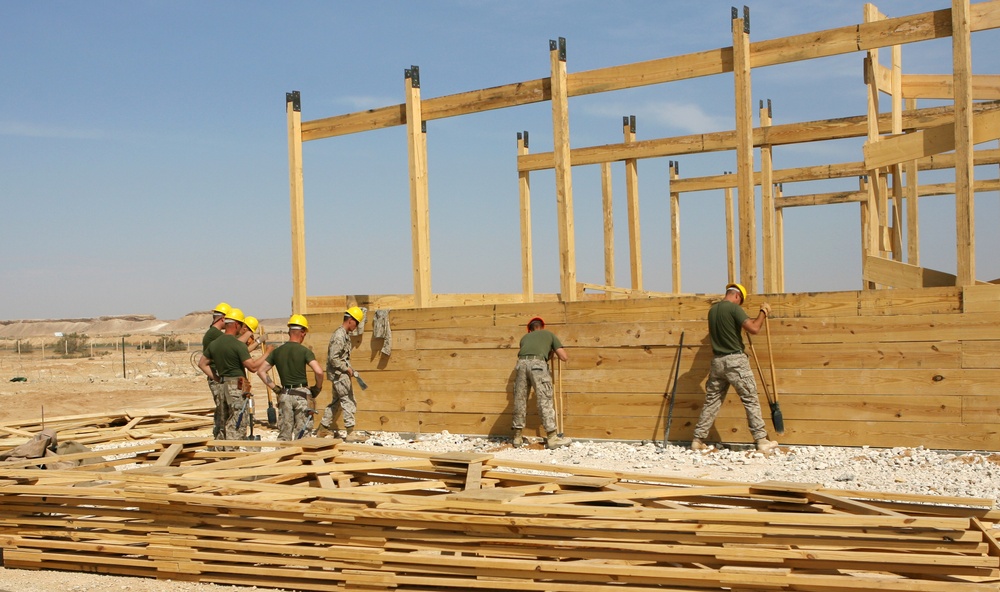 Marine Engineers Build Maintenance Bay for Iraqi Mechanics