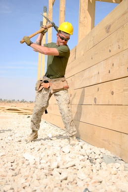 Marine Engineers Build Maintenance Bay for Iraqi Mechanics