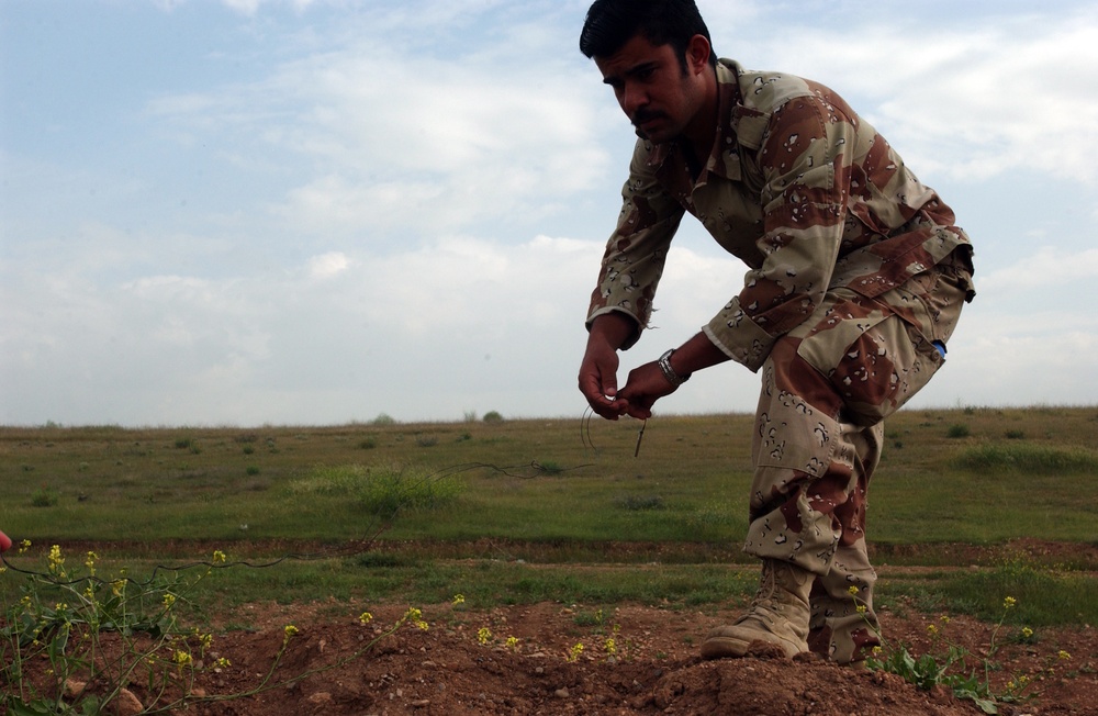 Iraqi Army bomb disposal