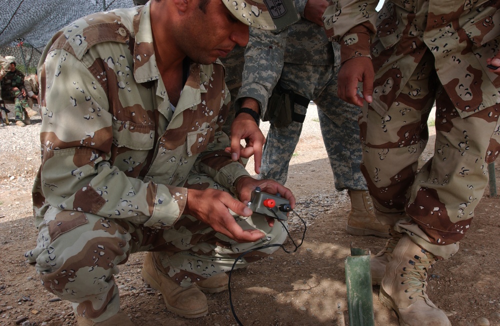 Iraqi Army bomb disposal