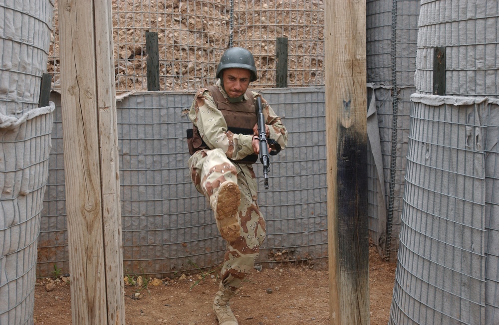 Iraqi Army Soldiers Learn Proper Room Clearing Procedures