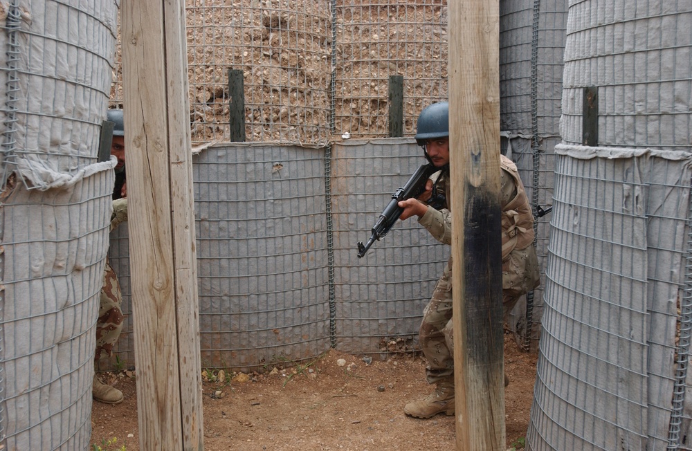 Iraqi Army Soldiers Learn Proper Room Clearing Procedures