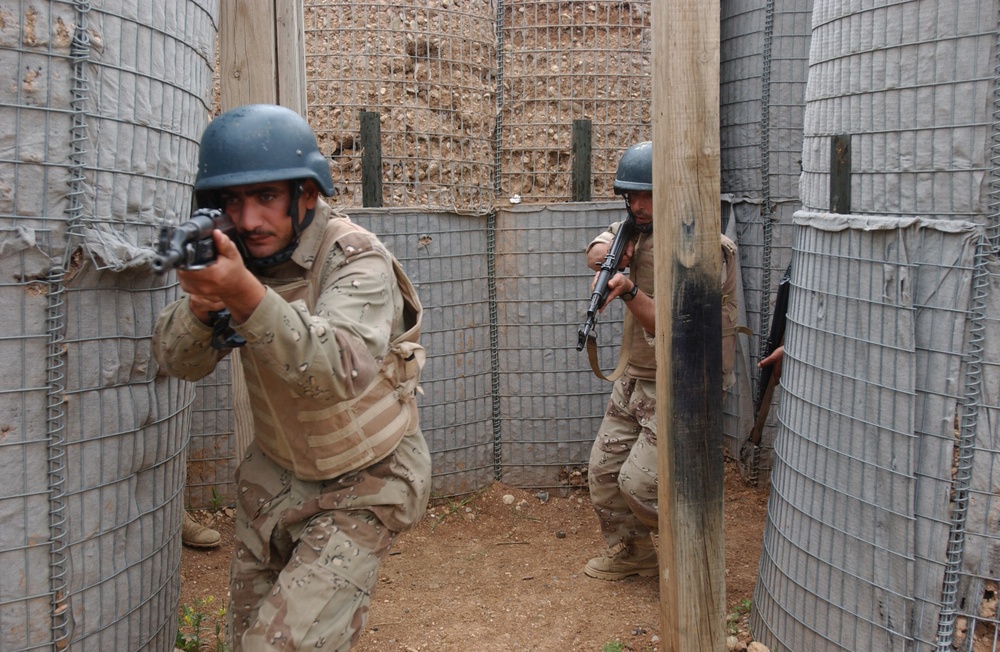 Iraqi Army Soldiers Learn Proper Room Clearing Procedures