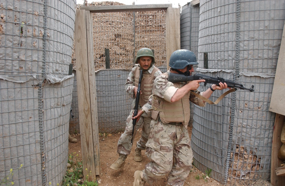 Iraqi Army Soldiers Learn Proper Room Clearing Procedures