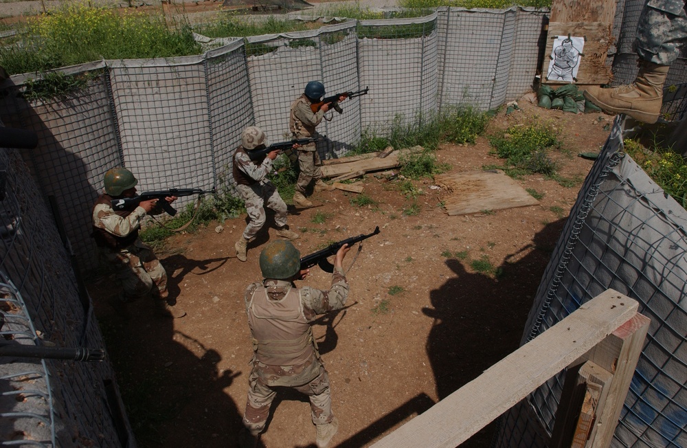 Iraqi Army Soldiers Learn Proper Room Clearing Procedures