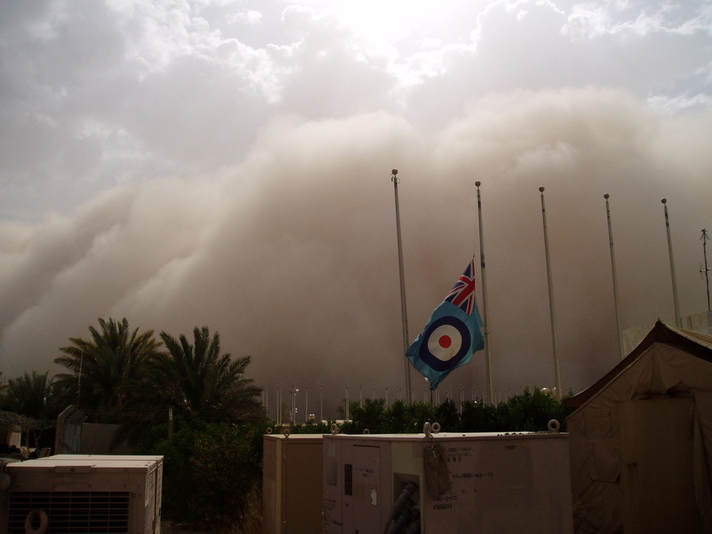 SAND STORM ROLLS OVER MILITARY BASE IN IRAQ 8x10 PHOTO 