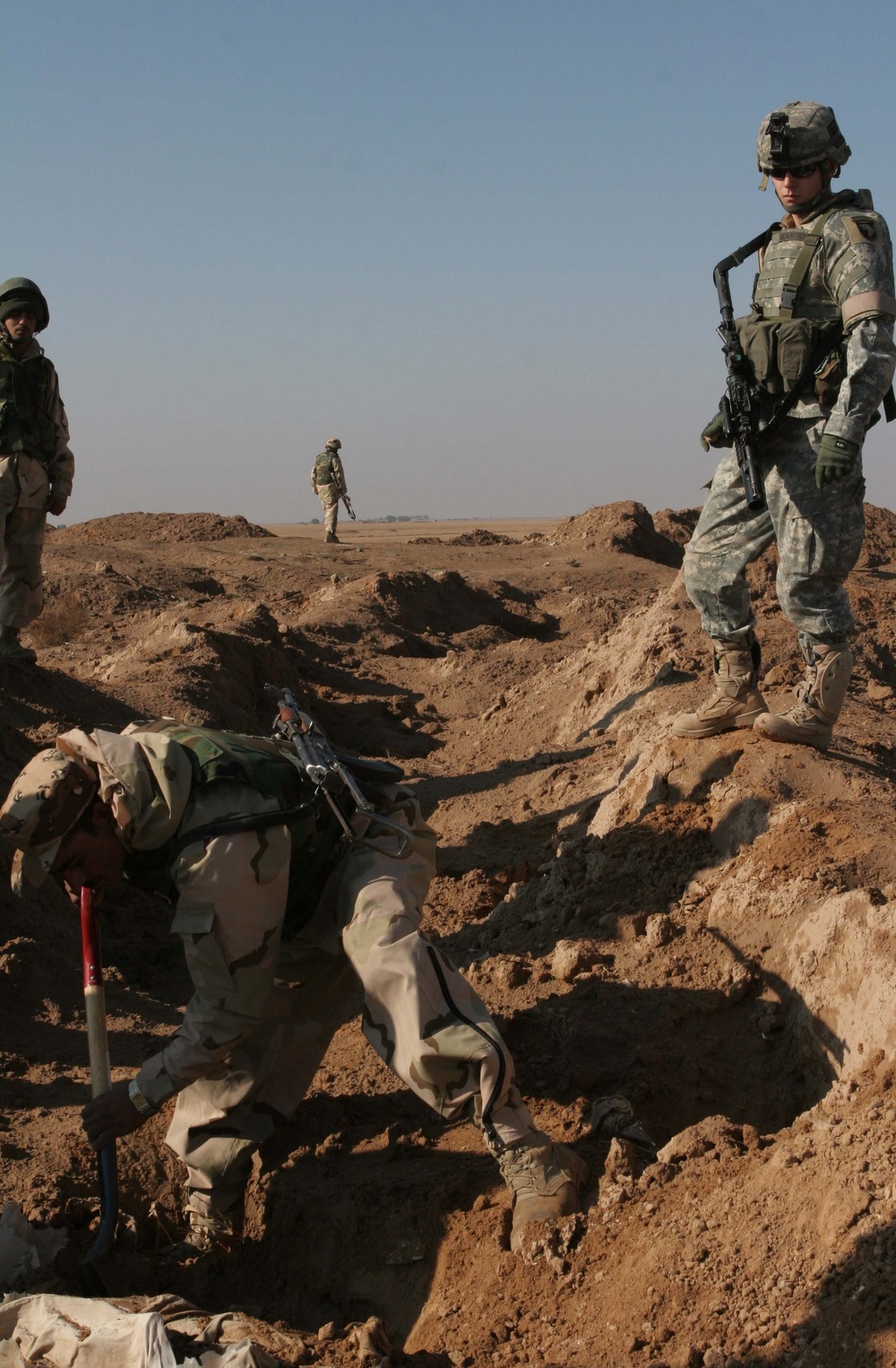 Pfc. Malinowski instructs Soldiers on how to properly search for caches