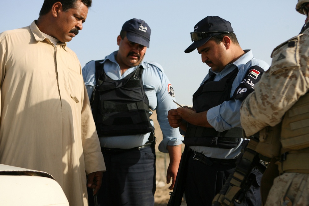 Marines and Iraqi police patrol Khandari