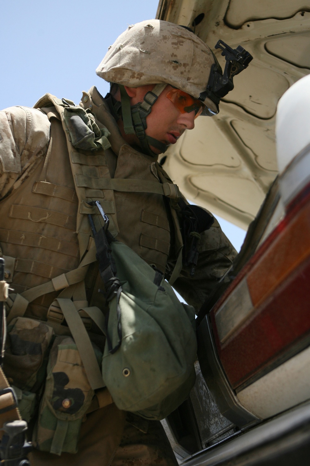 Marines and Iraqi police patrol Khandari