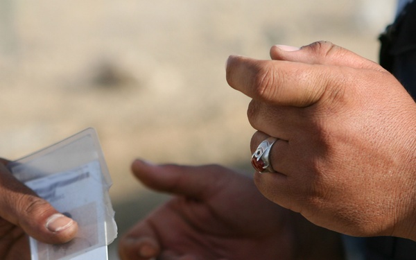 Marines and Iraqi police patrol Khandari