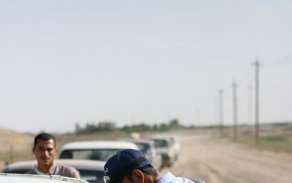 Marines and Iraqi police patrol Khandari